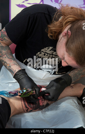 La gravure de Tatouage et perçage du corps lors d'un festival à Londres, Royaume-Uni Banque D'Images