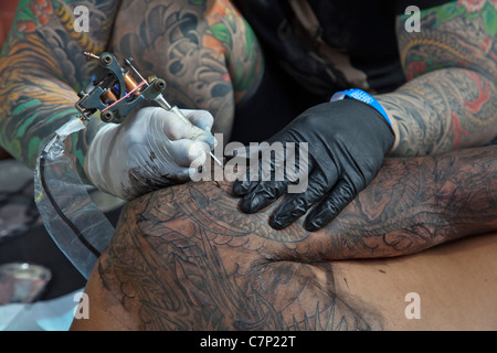 La gravure de Tatouage et perçage du corps lors d'un festival à Londres, Royaume-Uni Banque D'Images