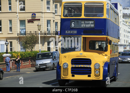 Un vieux millésime British Leyland en Bus Les bus à Eastbourne livrée Eastbourne, East Sussex, Angleterre. Banque D'Images