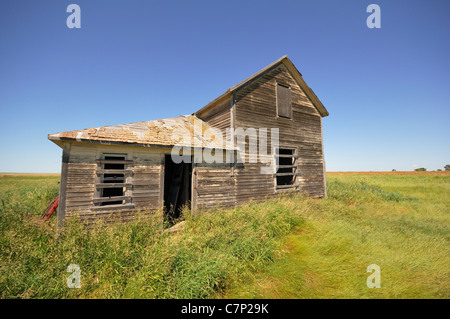 Vieille ferme abandonnée dans les Prairies canadiennes. La Saskatchewan, Canada. Banque D'Images