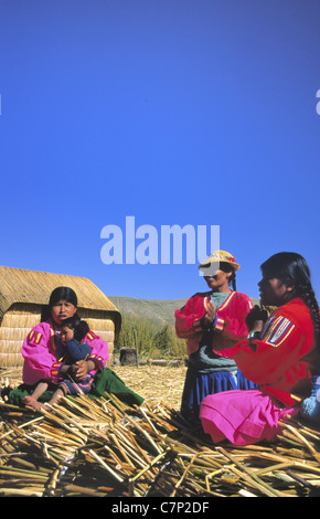 Groupe de femmes des îles Uros Banque D'Images