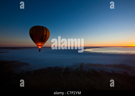 Hot Air Balloon volant bas au-dessus du lac Eyre, l'Australie du Sud Banque D'Images