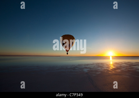 Hot Air Balloon volant bas au-dessus du lac Eyre, l'Australie du Sud Banque D'Images