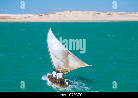 Jangada seaworth radeau à voile utilisée par les pêcheurs du nord-est du Brésil. Côte de l'État de Ceará. sand dunes in tropical beach Brésil Banque D'Images