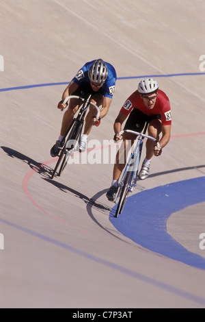 Cycliste masculin en compétition sur la piste du vélodrome. Banque D'Images