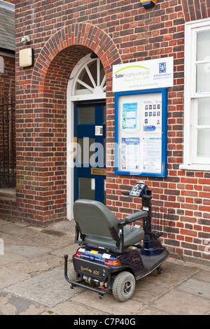 Un scooter de mobilité à l'extérieur d'un bureau du conseil municipal de Bury St Edmunds, Royaume-Uni Banque D'Images