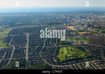 Vue aérienne du centre-ville de Mississauga, en Ontario, sur le lac Ontario et de banlieue à côté de parcs et maisons Toronto Banque D'Images