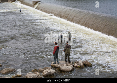 Grand Rapids, Michigan - Les pêcheurs au-dessous de la quatrième rue barrage sur la rivière Grand, dans le centre-ville de Grand Rapids. Banque D'Images