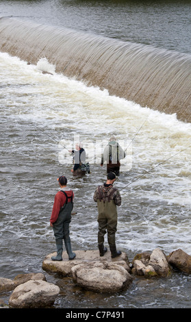 Grand Rapids, Michigan - Les pêcheurs au-dessous d'un barrage sur la rivière Grand, dans le centre-ville de Grand Rapids. Banque D'Images