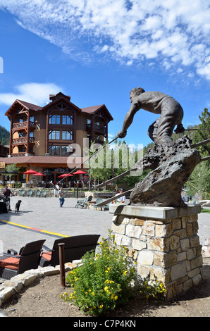 Statue en bronze d'un skieur à Mammoth Mountain Resort Village. Californie, USA. Banque D'Images