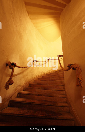 La lumière par escalier ancien dans un corridor étroit Banque D'Images