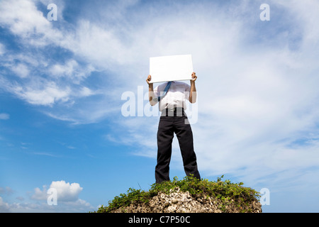 Portrait sur un pic et holding blank billboard Banque D'Images