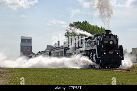 Une ancienne locomotive à vapeur et voitures de train de quitter la gare de Big Valley, en Alberta, Canada. Banque D'Images