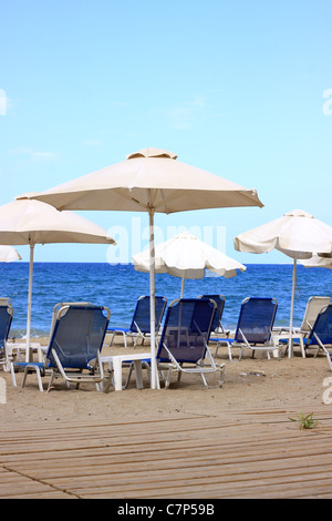 Des chaises vides et des parasols sur la plage Banque D'Images