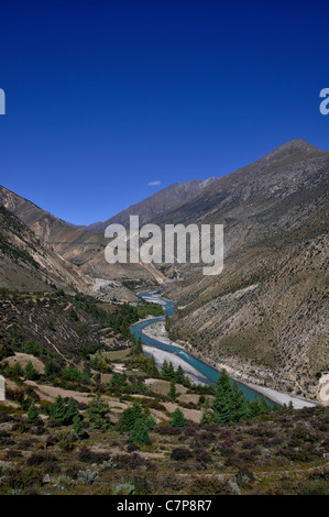Vue sur la rivière Karnali de Muchu, Humla. Banque D'Images