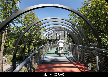Passerelle en spirale. Appelé 'Slinky Springs à Fame', traverse le 'Rhine-Herne-Canal' une voie navigable intérieure. Allemagne Banque D'Images
