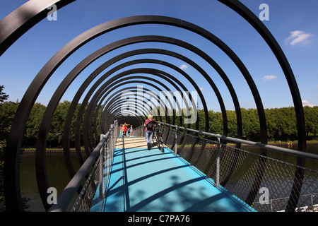Passerelle en spirale. Appelé 'Slinky Springs à Fame', traverse le 'Rhine-Herne-Canal' une voie navigable intérieure. Allemagne Banque D'Images