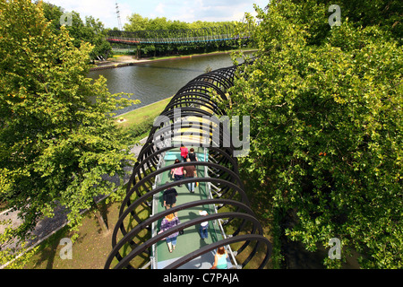Passerelle en spirale. Appelé 'Slinky Springs à Fame', traverse le 'Rhine-Herne-Canal' une voie navigable intérieure. Allemagne Banque D'Images