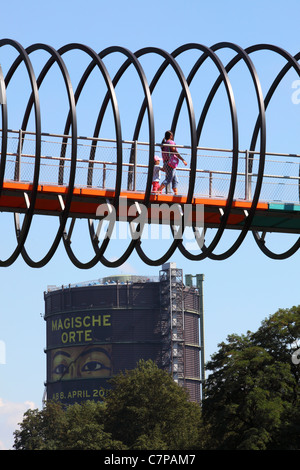 Passerelle en spirale. Appelé 'Slinky Springs à Fame', traverse le 'Rhine-Herne-Canal' une voie navigable intérieure. Allemagne Banque D'Images