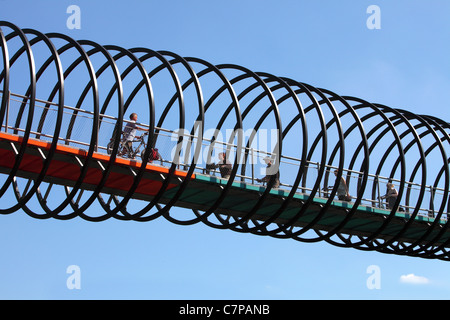 Passerelle en spirale. Appelé 'Slinky Springs à Fame', traverse le 'Rhine-Herne-Canal' une voie navigable intérieure. Allemagne Banque D'Images