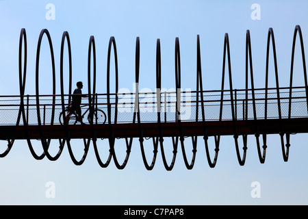 Passerelle en spirale. Appelé 'Slinky Springs à Fame', traverse le 'Rhine-Herne-Canal' une voie navigable intérieure. Allemagne Banque D'Images