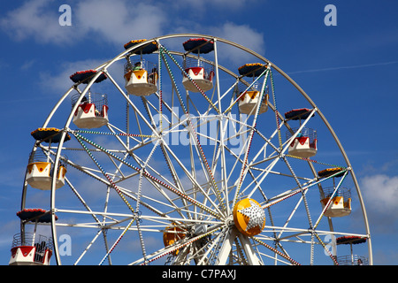 Grande roue avec gondoles ouvert sur une fête foraine. Banque D'Images