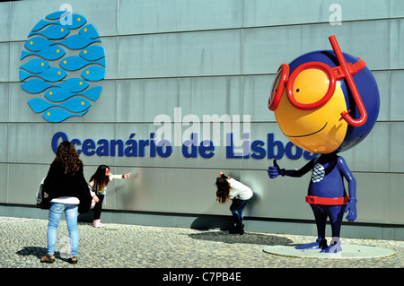 Portugal, Lisbonne : Élèves et mascot Vasco en face de l'entrée principale de l'Oceanarium de Lisbonne Banque D'Images