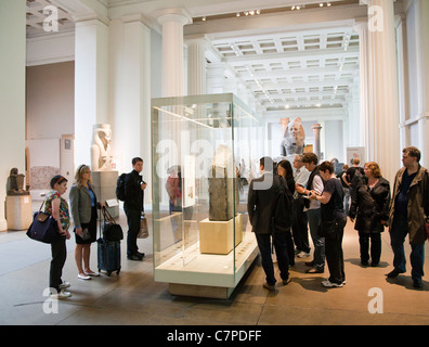 Personnes regardant la pierre de Rosette à l'intérieur du British Museum de Londres Banque D'Images