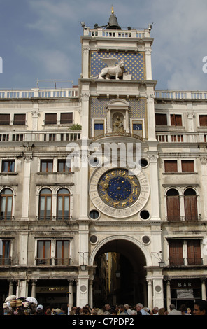 L'Italie. Venise. La tour de l'horloge avec l'horloge astronomique. 15e siècle. La place Saint Marc. Banque D'Images