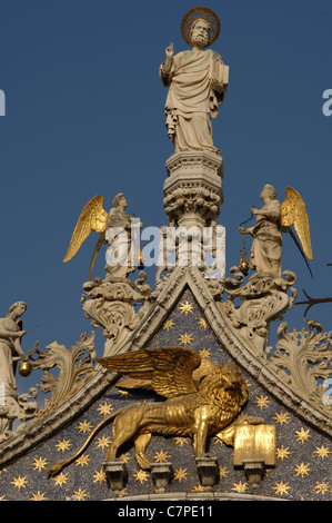 L'évangéliste saint Marc et son symbole, le lion ailé. La Basilique Saint Marc. Venise. L'Italie. Banque D'Images