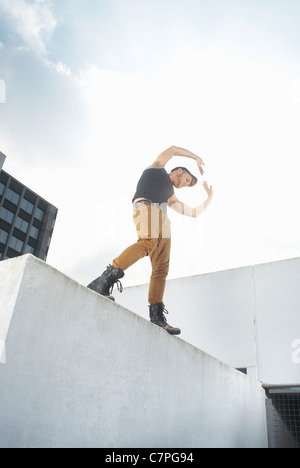 Man on urban rooftop Banque D'Images