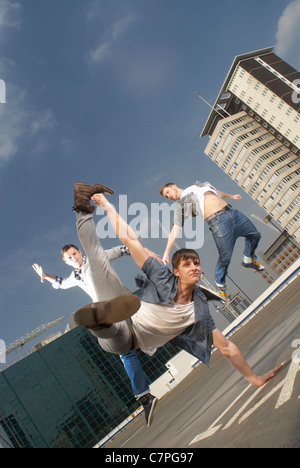 Men Dancing on urban rooftop Banque D'Images