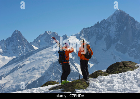 Admirer les skieurs sur la montagne enneigée Banque D'Images