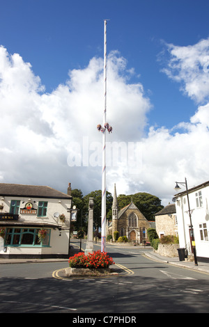 L'arbre de mai dans le village de Barwick. Elmet dans près de Leeds, West Yorkshire, Royaume-Uni. Le mât est à 90 pieds de hauteur Banque D'Images