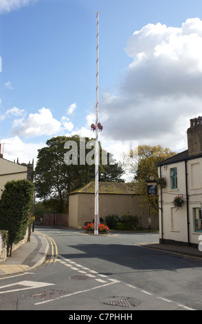 L'arbre de mai dans le village de Barwick. Elmet dans près de Leeds, West Yorkshire, Royaume-Uni. Le mât est à 90 pieds de hauteur Banque D'Images