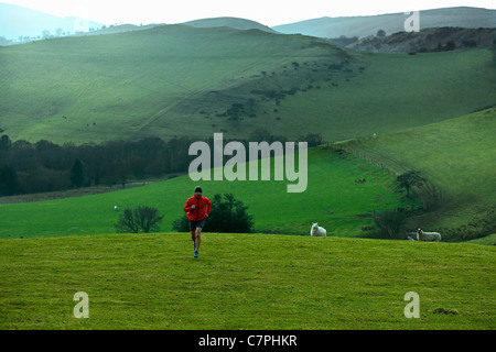 Homme qui court dans les collines rurales Banque D'Images