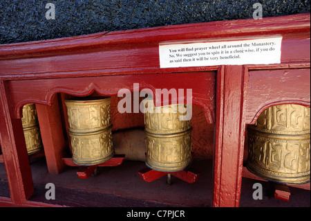 Roues de prière avec un signe suggérant qu'ils devraient être filé pour des résultats bénéfiques dans l'Tikse Gompa, Monastère, Tikse, Tiksey, Banque D'Images