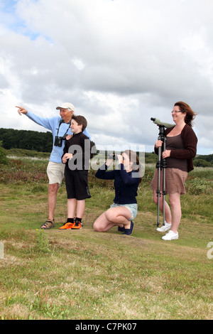 L'observation des oiseaux de la famille ; ; ; Cornwall Marazion Banque D'Images