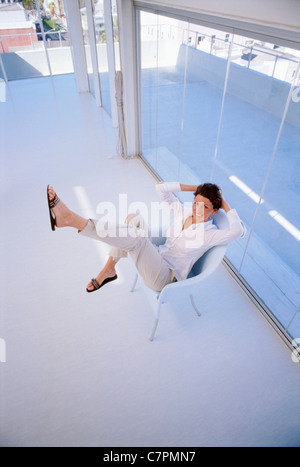 Woman relaxing in office chair Banque D'Images