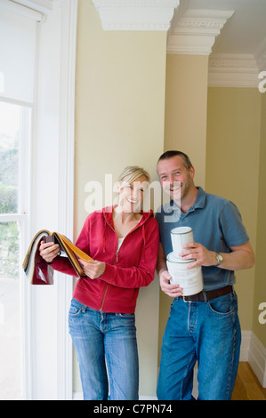 Couple avec échantillons de tissus et de la peinture Banque D'Images