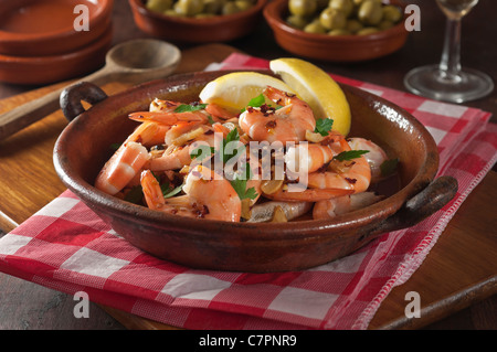 Gambas al ajillo. Les crevettes à l'ail Banque D'Images