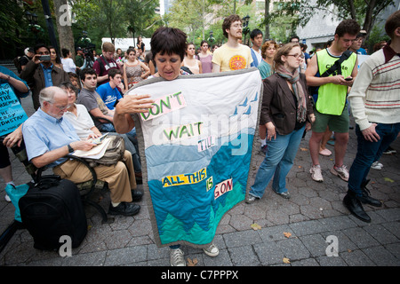 Des centaines d'activistes de l'environnement rassemblement à New York en face de l'Organisation des Nations Unies pour la planète en mouvement 24 Banque D'Images