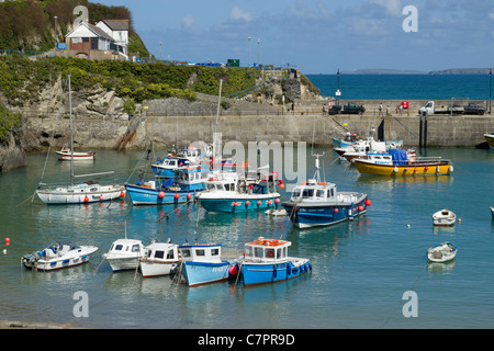 Bateaux colorés dans le port de Newquay Cornwall, UK. Banque D'Images