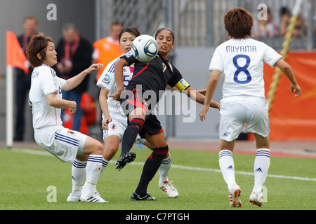 Mexique Le capitaine de l'équipe, Maribel Dominguez (9) se bat pour la balle contre défenseurs japonais au cours d'un match de Coupe du monde des femmes 2011. Banque D'Images