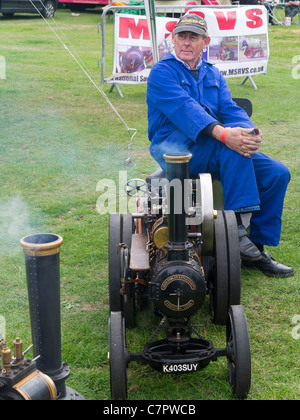 Automne Malvern Show, Angleterre - homme avec des locomotives à vapeur Banque D'Images