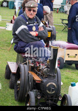 Automne Malvern Show, Angleterre - l'homme avec son moteur à vapeur anciens Banque D'Images