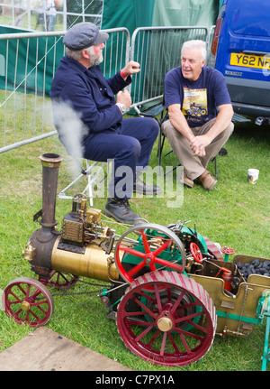 Automne Malvern Show, Angleterre - deux hommes avec un moteur à vapeur 3 Banque D'Images