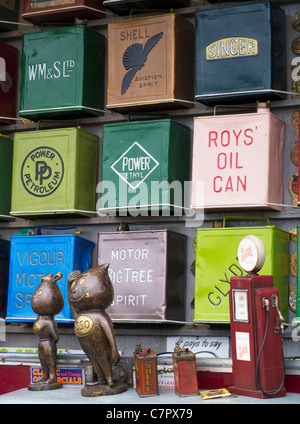 Automne Malvern Show, Angleterre- meubles anciens bidons d'huile et de souvenirs 1 Banque D'Images