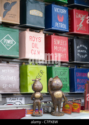 Automne Malvern Show, Angleterre- meubles anciens bidons d'huile et de souvenirs 2 Banque D'Images