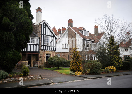 Une rue de banlieue en Angleterre avec une maquette caractéristique des maisons Tudor Banque D'Images
